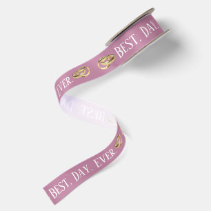 Beste Dag Ooit Tekst met Gouden Ringen op Mauve Lint
