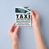 Bestuurder, taxi cab bedrijf met prijslijst flyer (Hand)