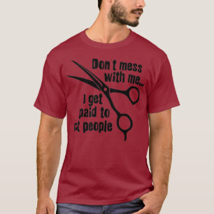 Betaald om mensen te snijden met een handpalm vol t-shirt