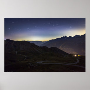 BETAALDE WEG TUSSEN MOUNTAI POSTER