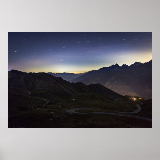 BETAALDE WEG TUSSEN MOUNTAI POSTER (Voorkant)