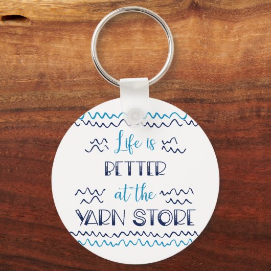 Beter in Yarn Store Funny Knitting Gezegde Sleutelhanger (Voorkant)