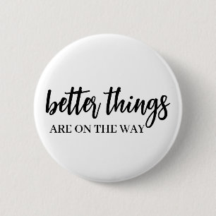 Betere Dingen in het Verschiet   Modern Schrift Po Ronde Button 5,7 Cm