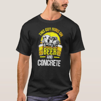 Betonnen afwerker loopt op bier en beton t-shirt