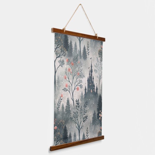 Betoverd nevelwoud met donker kasteel – etherisch hangend wandkleed (Gebogen)