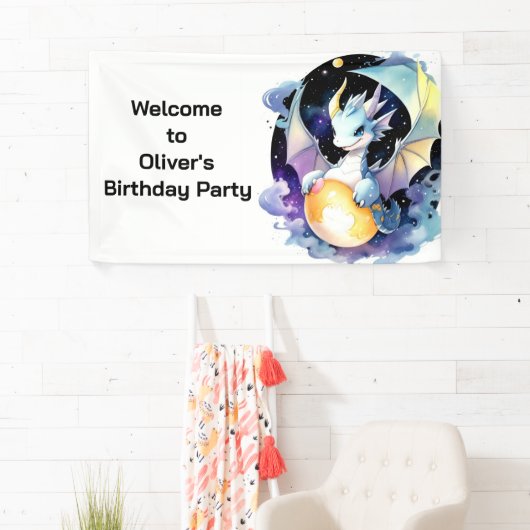 Betoverende Baby Dragon Whimsy Verjaardagsbanner Spandoek (Insitu)