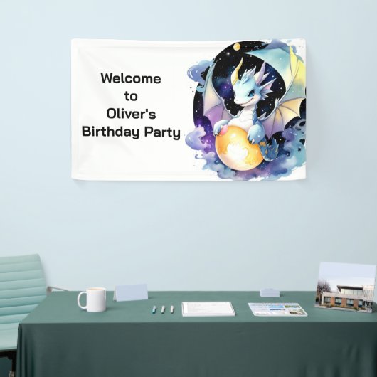 Betoverende Baby Dragon Whimsy Verjaardagsbanner Spandoek (Beurs)