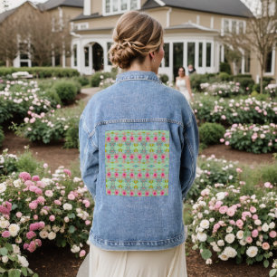 Betoverende eclectische tuin: diverse bloemen scho denim jacket