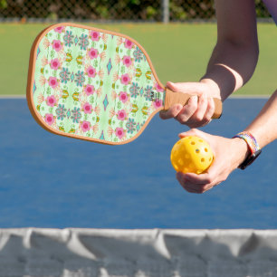 Betoverende eclectische tuin: diverse bloemen scho pickleball paddle