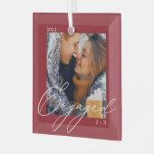 Betrokken moderne script koppels foto & monogram glas ornament (Voorkant links)