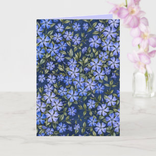 Bevallige verspreide maagdenpalm bloemen diepblauw kaart