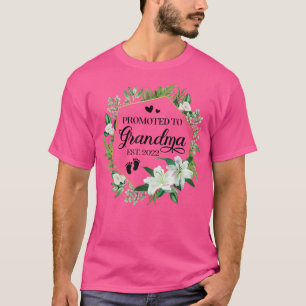 Bevorderd aan oma Est 2022 Vrouwen Floral First Ti T-shirt