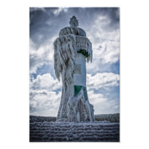 Bevroren vuurtoren aan wal van het Oostzeegebied Foto Afdruk