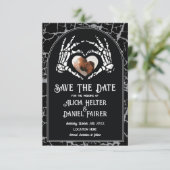 Bewaar de datum Halloween Skeleton Heart Hands Save The Date (Staand voorkant)