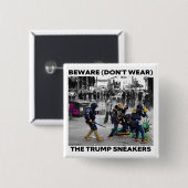 "BEWARE (DON'T WEAR) THE TRUMP SNEAKERS" BUTTON (Voorkant /achterkant)