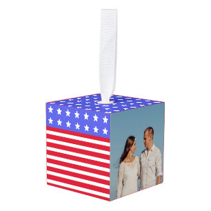 Bewerkbaar afbeelding en rode en witte streep kubus ornament