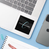Bewerkbaar Cursief Script Monogram Zwart Blauw Wit Sticker (Laptop met iPhone)