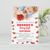 Bewerkbare aardbei 1e verjaardagsuitnodiging kaart (Staand voorkant)