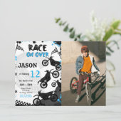 Bewerkbare blauwe fiets verjaardag foto uitnodigin kaart (Staand voorkant)