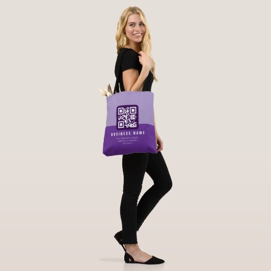 Bewerkbare moderne QR-code Sjabloon | Paars Draagtas (Op model)