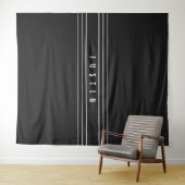 Bewerkbare naam en geometrische strepen | Zwart-wi Wandkleed (In Situ (horizontaal))