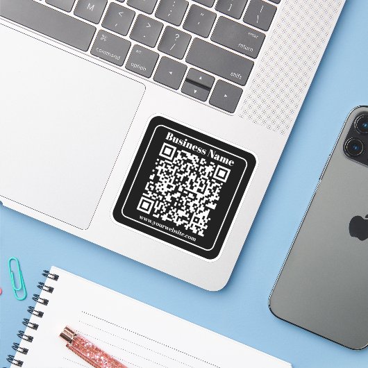 Bewerkbare QR-code Zwart & Wit Retro Moderne Stijl Sticker (Laptop met iPhone)