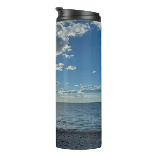 Bewolkte Blauwe Lucht Lege Strand Thermosbeker