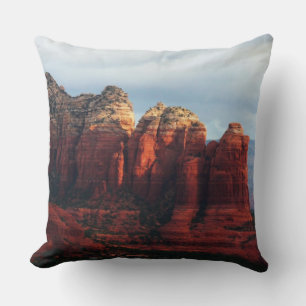 Bewolkte Coffee Pot Rock in Sedona Arizona Kussen