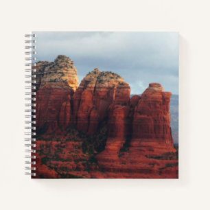 Bewolkte Coffee Pot Rock in Sedona Arizona Notitieboek