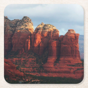 Bewolkte Coffee Pot Rock in Sedona Arizona Vierkante Kartonnen Onderzetter