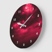 Bewolkte donkerrode hemel grote klok (Hoek)