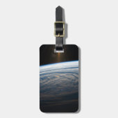 Bewolkte formaties in de Zuid-Indische Oceaan. Bagagelabel (Voorkant verticaal)