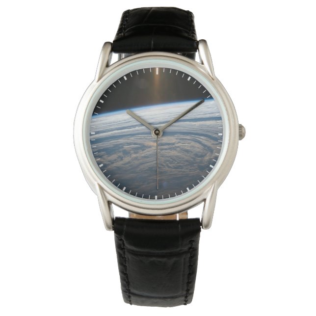 Bewolkte formaties in de Zuid-Indische Oceaan. Horloge (Voorkant)