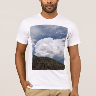 Bewolkte lucht boven glooiende heuvels met beboste t-shirt
