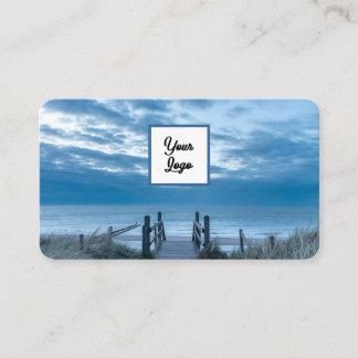 Bewolkte lucht strand oceaan reisagent met logo visitekaartje