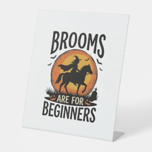 Bezemstelen zijn voor beginners Vintage Halloween Reclamebord Met Voetstuk
