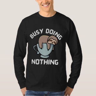 Bezig met niets schattig slapen luiaard op een kof t-shirt