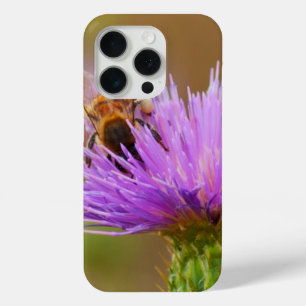 Bezige bijen in een Paarse dichte foto iPhone 15 Pro Case