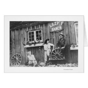 Bezoekers buiten een Lazy F Ranch Bldg