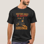 Bezoekers moeten worden goedgekeurd door Doberman T-shirt (Voorkant)