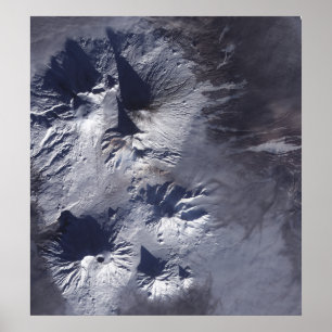 Bezymianny Volcano vertoont een bescheiden pluim Poster