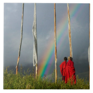 Bhutan, dorp Gangtey, regenboog over twee monniken Tegeltje