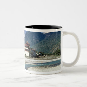 Bhutan, Punaka. De Mo Chhu rivier stroomt langs Tweekleurige Koffiemok
