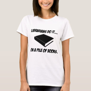 Bibliothecarissen Doen Het... Op Een Stapel Boeken T-shirt
