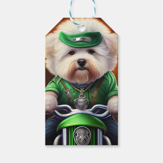 Bichon Frisé Dog Driving Bike St. Patrick's Day Cadeaulabel (Voorkant)