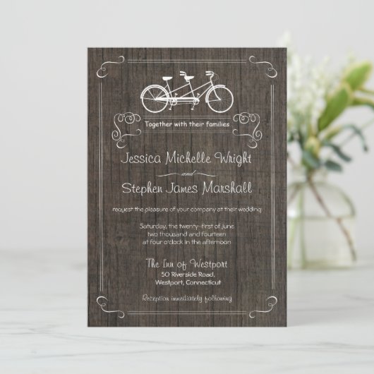Bicyclette pour deux invitations en bois rustiques (Debout devant)
