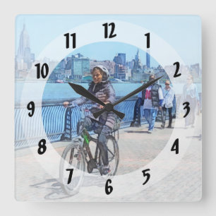 Bicycling langs Pijler een Hoboken NJ Vierkante Klok