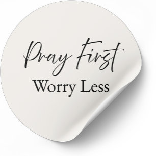 Bid eerst, maak je minder zorgen – Minimal Christi Ronde Sticker