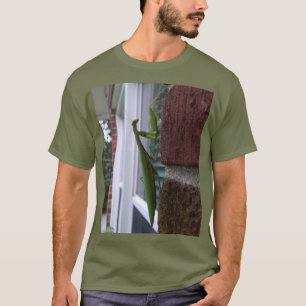 Bidden Mantis op bakstenen muur T-shirt