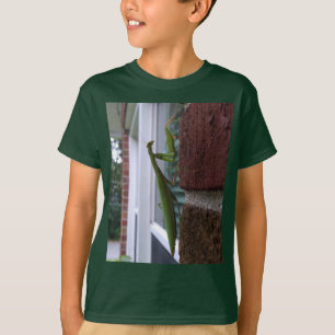 Bidsprinkhaan op bakstenen muur t-shirt